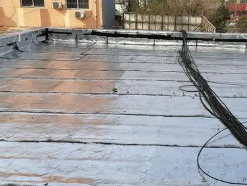 苏家屯卫生间漏水维修公司分享下苏家屯屋面楼顶防水刚性防水层施工要点。